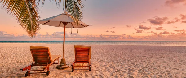 夕暮れ時には傘と椅子で美しい砂浜 — ストック写真