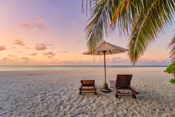 Schöner Sandstrand Mit Sonnenschirm Und Liegestühlen Bei Sonnenuntergang — Stockfoto