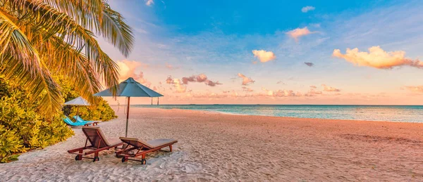 Gyönyörű Trópusi Strand Tenger Esernyővel Székekkel Naplementekor — Stock Fotó