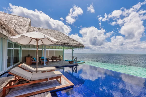 Resort Hotel Mit Schwimmbad Der Meeresküste — Stockfoto