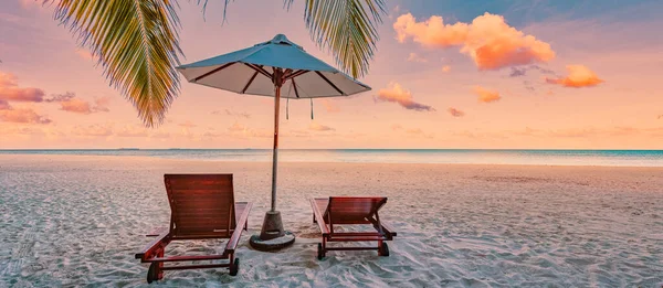 Красивий Піщаний Пляж Парасолькою Стільцями Заході Сонця — стокове фото