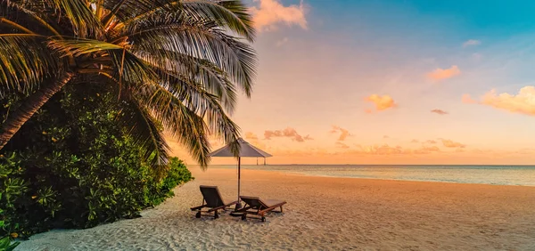 Όμορφη Αμμώδης Παραλία Ομπρέλα Και Καρέκλες Στο Ηλιοβασίλεμα — Φωτογραφία Αρχείου