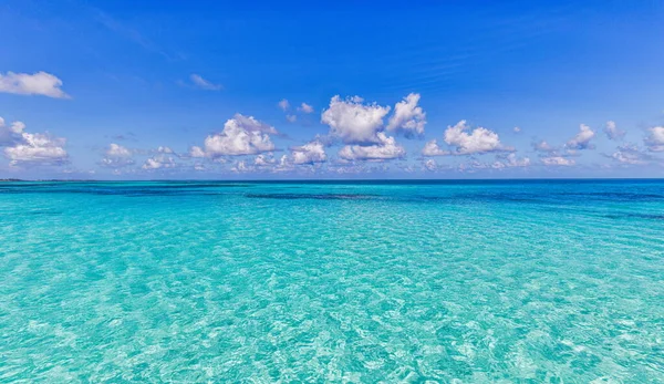 晴れた日の美しいターコイズブルーの海 — ストック写真