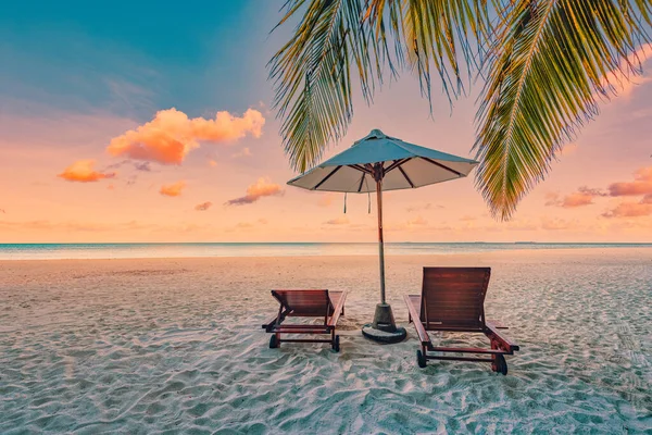 Красивий Тропічний Пляж Море Парасолькою Стільцями Заході Сонця — стокове фото