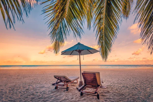 美丽的沙滩 夕阳西下有雨伞和椅子 — 图库照片
