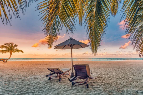 Piękna Tropikalna Plaża Morze Parasolem Krzesłami Zachodzie Słońca — Zdjęcie stockowe