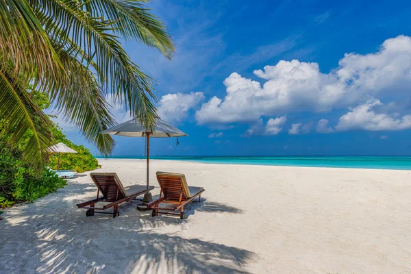 Όμορφη Αμμώδης Παραλία Ομπρέλα Και Καρέκλες — Φωτογραφία Αρχείου