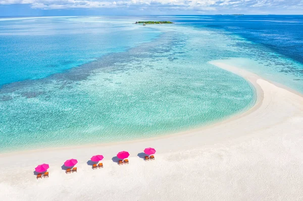 Schöner Strand Mit Sonnenschirmen Und Liegestühlen Der Sandküste — Stockfoto