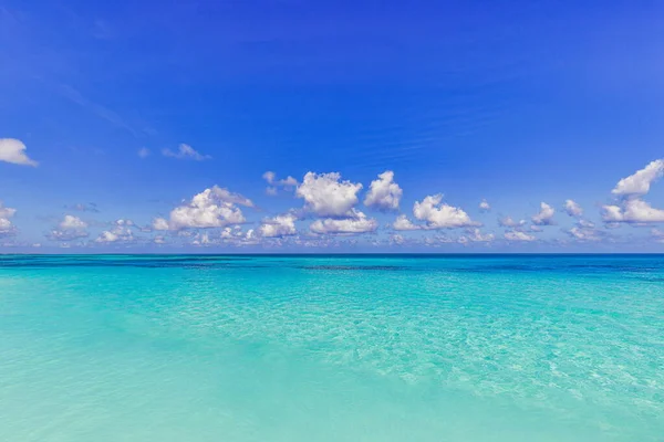 晴れた日の美しいターコイズブルーの海 — ストック写真