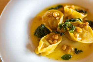 Çam fıstığı ve ıspanaklı Ravioli.