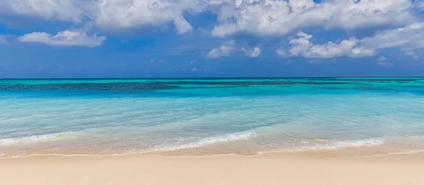 stock image Looking at the horizon standing on the seashore with turquoise water