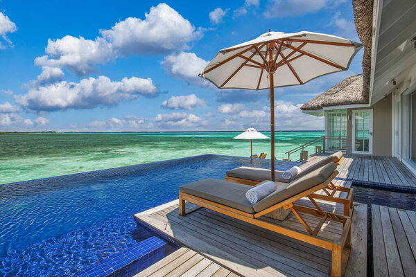 Бесконечный бассейн у тропического моря