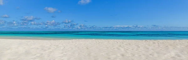Κοιτάζοντας Τον Ορίζοντα Που Στέκεται Στην Παραλία Γαλαζοπράσινα Νερά — Φωτογραφία Αρχείου