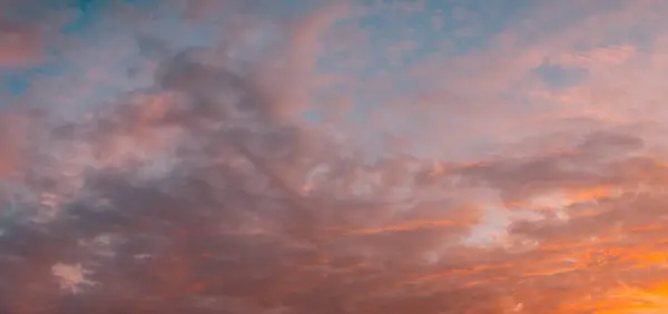 Natürlicher Hintergrund Des Sonnenuntergangs Mit Flauschigen Wolken — Stockfoto