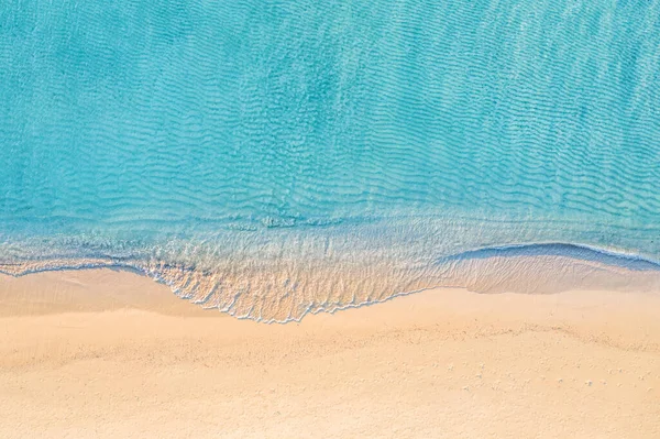 모래와 청록색 바닷물로 물가를 바라봄 — 스톡 사진