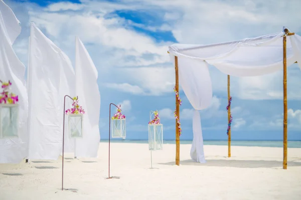 Стильный Навес Намотанными Белыми Тканями Украшения Фонари Пляже — стоковое фото