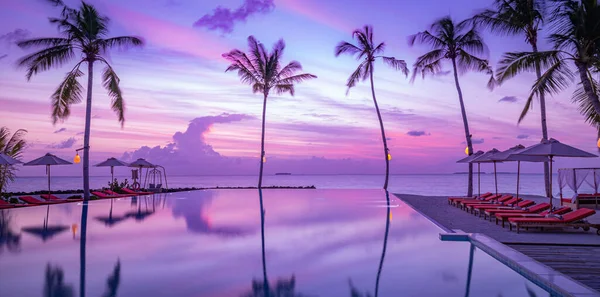 幻想的な夕日の雲の空とファンタジー夢の屋外インフィニティプール レジャー夏休みのパノラマ 旅行風景ヤシの木の傘の水の反射 カラフルなパラダイス島のビーチ — ストック写真