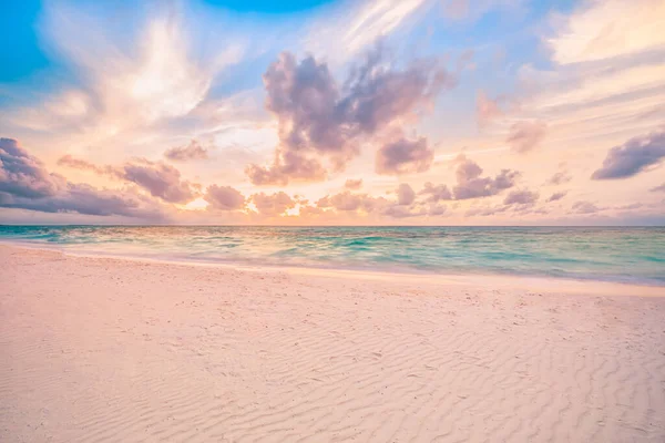 해변을 봉쇄하는 파노라마 풍경에 파도의 지평선을 오렌지와 황금빛 하늘은 여름철의 — 스톡 사진