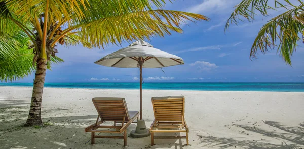 Playa Tropical Naturaleza Como Paisaje Verano Con Tumbonas Camas Hojas —  Fotos de Stock