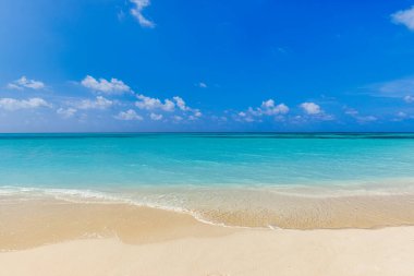 Yaz tatili, tropikal bir plajın tatil geçmişi ve mavi deniz ve rahatlatıcı dalgalı beyaz bulutlar. Deniz manzarası, sakin yaz arkaplanı. Seyahat manzarası, egzotik sahil, kıyı manzarası