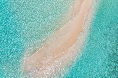 Rahatlatıcı hava plajı, yaz tatili tropikal Akdeniz manzara afişi. Dalgalar inanılmaz mavi okyanus gölünde sörf yapar, deniz kıyısında. Güzel bir hava aracı üst görüntüsü. Huzurlu sahil, deniz kıyısı sörfü