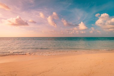 Kapalı deniz kumsalı. Güzel bir sahil manzarası. Tropikal deniz manzarası ufkuna ilham ver. Rüya gibi gün batımı gökyüzü sakin sakin günbatımı yaz havası. Pozitif enerji, meditasyon yaz tropikal adası