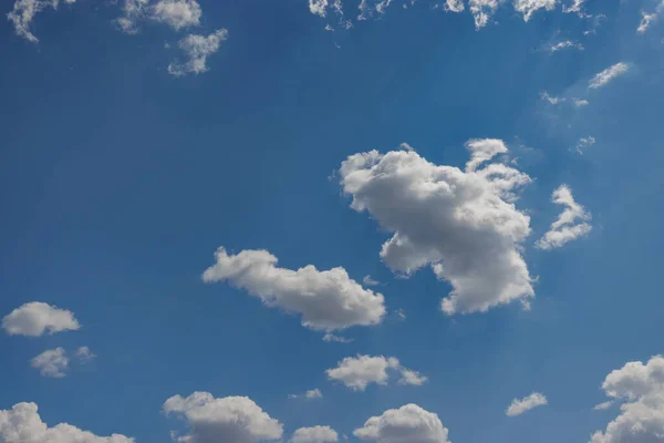 Krásná Modrá Obloha Mraky Přirozené Pozadí Idylický Šťastný Modrá Obloha — Stock fotografie