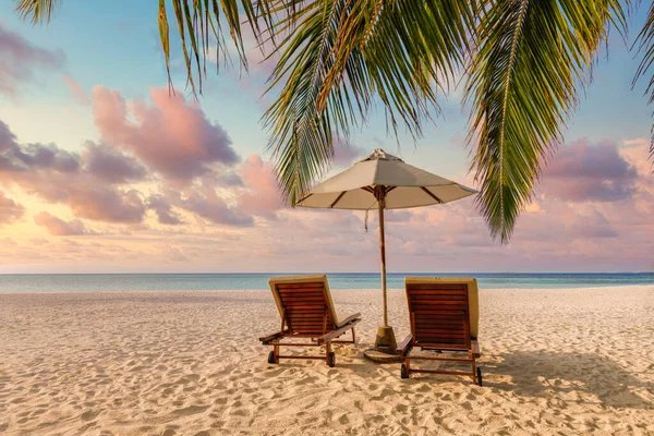 Prachtige Tropische Zonsondergang Oever Paar Ligbedden Stoelen Parasol Onder Palmbladeren — Stockfoto