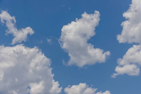Vacker Blå Himmel Och Moln Naturlig Bakgrund Idyllisk Glad Blå — Stockfoto