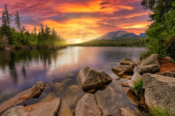 Niesamowity Krajobraz Piękna Scena Wysokimi Szczytami Tatrzańskimi Kamienie Jeziorze Górskim — Zdjęcie stockowe