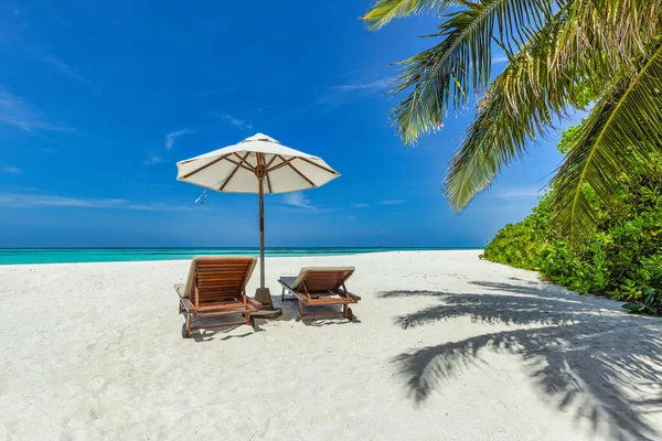 美丽的热带风景 情侣们在棕榈叶下坐着遮阳伞 夏日背景 异国情调的海滩 阳光灿烂的天国天堂海岸 迷人的风景 大海沙天悠闲度假 — 图库照片