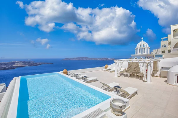 Luxusní Rekreační Krajina Nekonečným Bazénem Caldera Přes Středozemní Moře Bílá — Stock fotografie