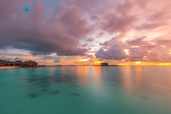 Дивовижний Краєвид Пляжу Прекрасний Вид Узбережжя Мальдівів Горизонт Барвисті Хмаринки — стокове фото