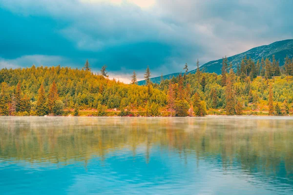 Herbstliche Sonnenuntergangslandschaft Mit Ruhigem Friedlichem Bergsee Ruhe Natur Der Herbstsaison — Stockfoto