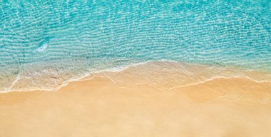 Güzel sahil ve denizin havadan görünüşü 