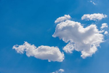 Mavi gökyüzünde beyaz kabarık bulutlar 