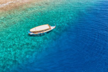Güzel bir deniz ve tekne manzarası. 