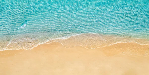 Güzel sahil ve denizin havadan görünüşü 