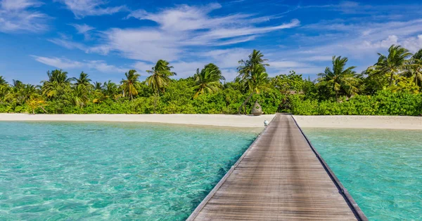 Красивый Тропический Мальдивский Курорт Пирсом — стоковое фото