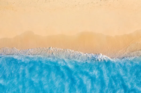 Вид Воздуха Красивые Голубые Океанские Волны Песчаном Пляже — стоковое фото