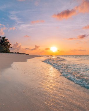 Denizin üzerinde güzel bir gün batımı