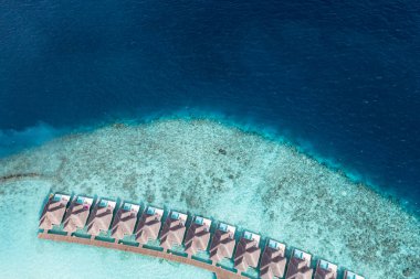 Sahildeki bungalovların yukarıdan görünüşü