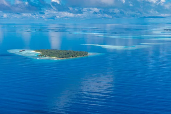 Isola Paradisiaca Tropicale Con Laguna Blu — Foto Stock