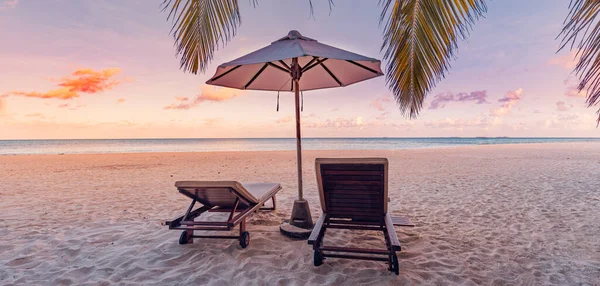 Sedie Vuote Ombrellone Sulla Spiaggia Delle Maldive Tropicali — Foto Stock