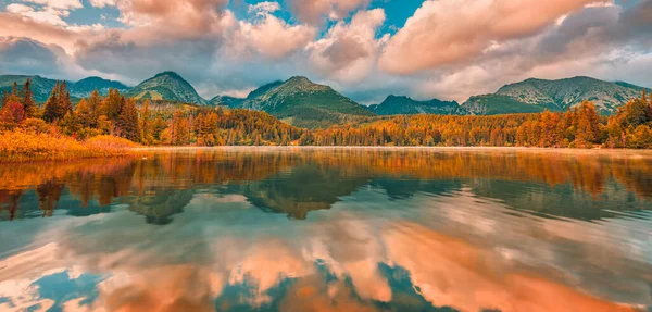美丽的秋天风景 背景是湖泊和高山 — 图库照片