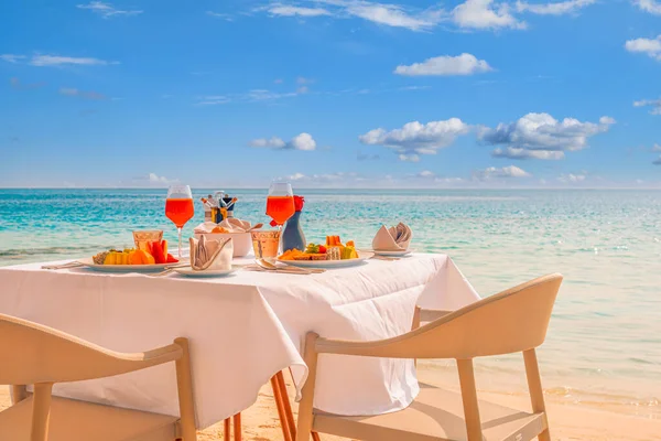 Jantar Romântico Praia Tropical Com Céu Azul — Fotografia de Stock