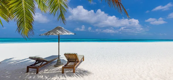 Krásná Tropická Pláž Deštníkem Židlemi — Stock fotografie