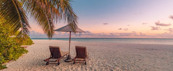 Hermosa Playa Tropical Con Sombrilla Sillas — Foto de Stock