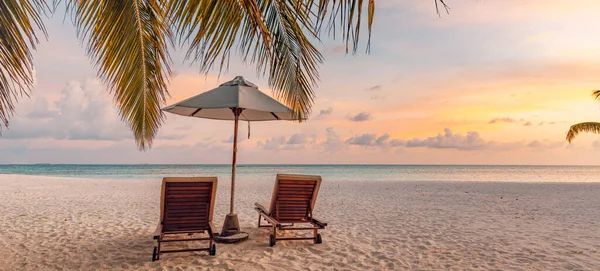 空旷的热带海滩 椅子上挂着雨伞 — 图库照片