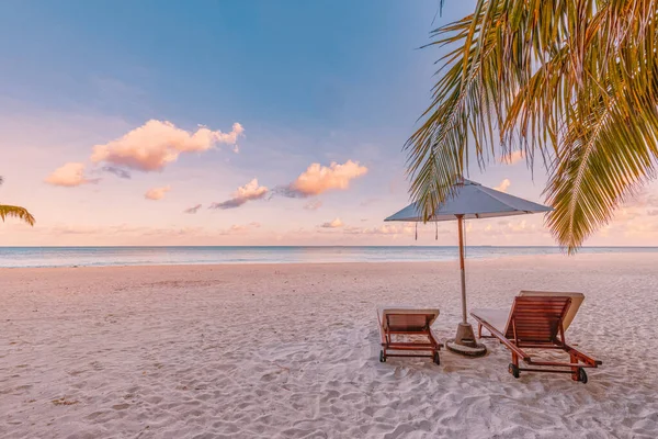 Красивий Тропічний Пляж Стільцями Парасолькою — стокове фото